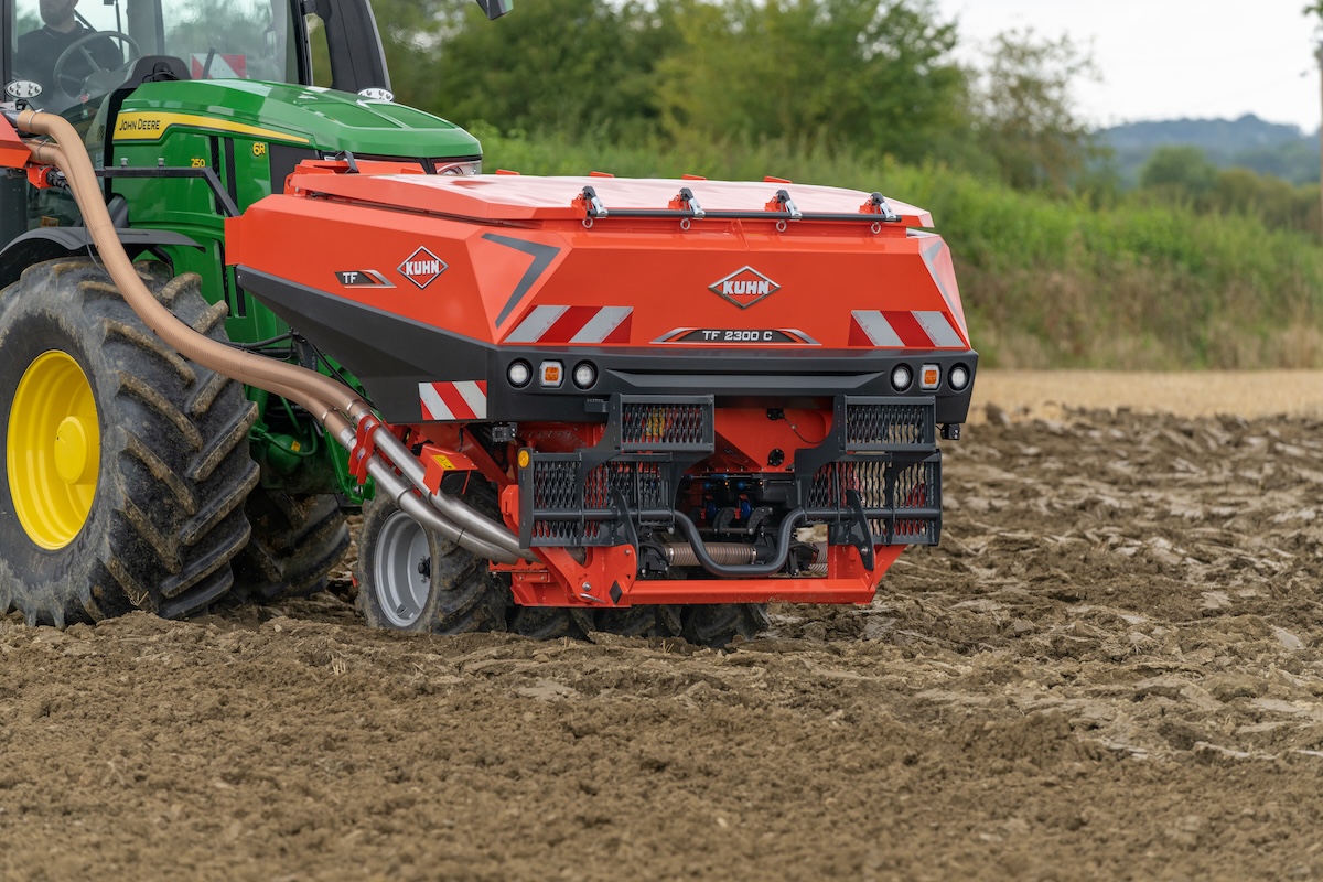 La tramoggia frontale TF 2300 C di KUHN è una semplice ed efficace per gestire più operazioni colturali